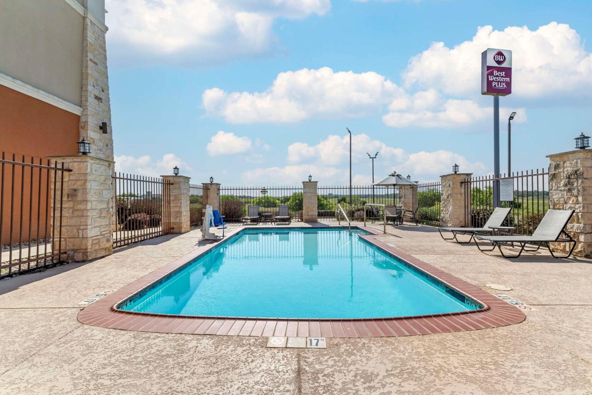 Best Western Plus Longhorn Inn & Suites Luling Екстер'єр фото