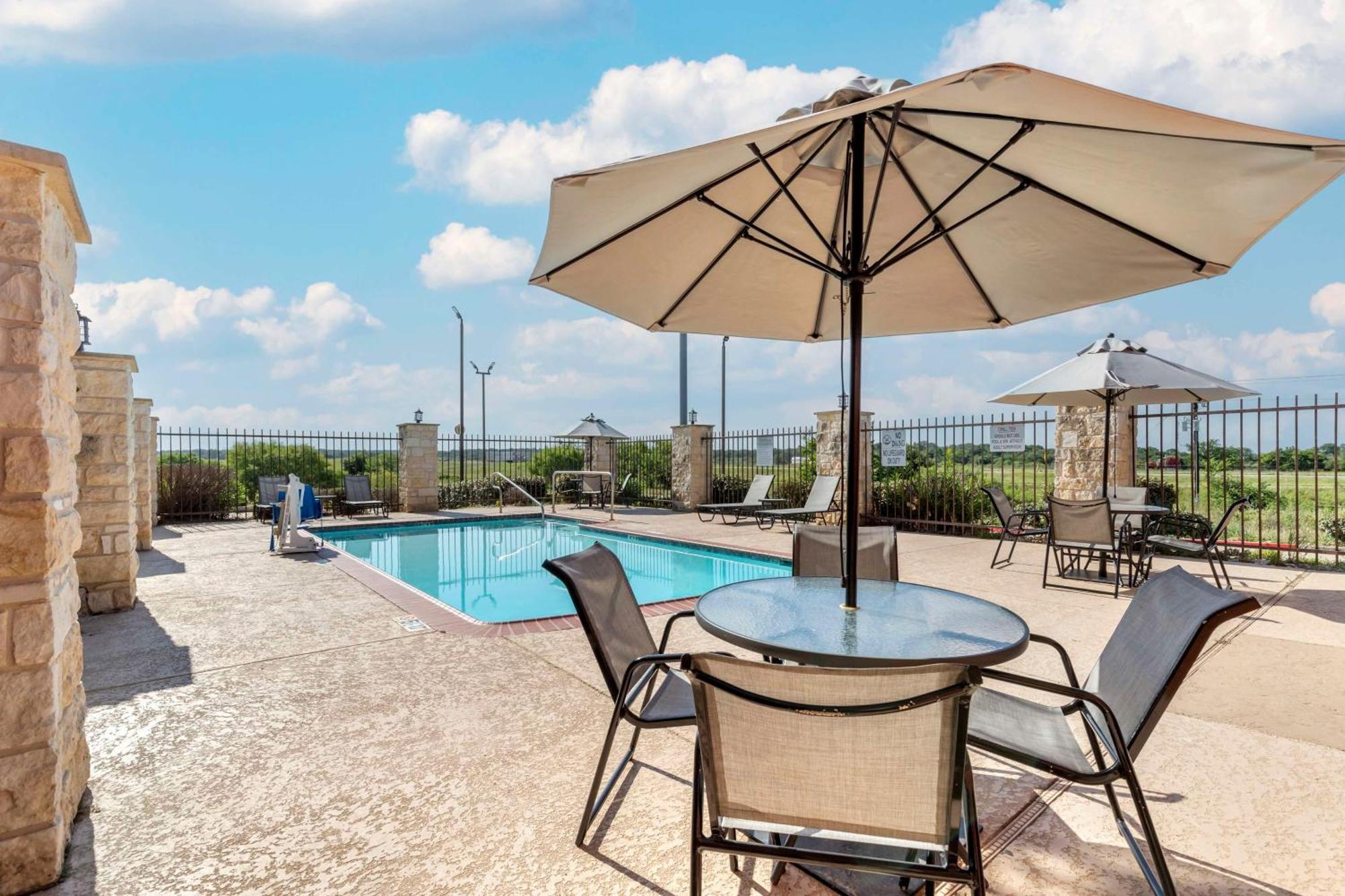 Best Western Plus Longhorn Inn & Suites Luling Екстер'єр фото